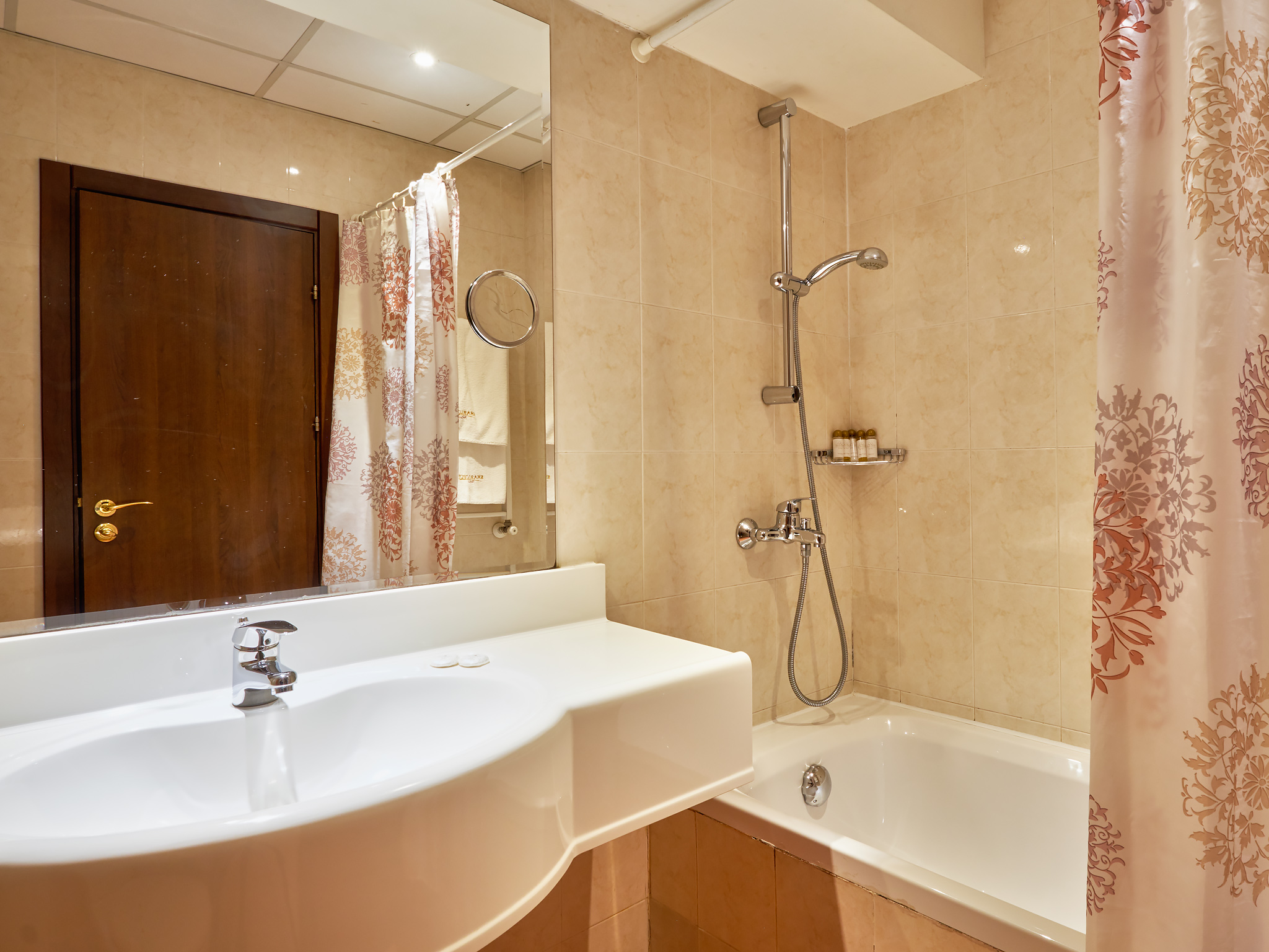 Yantra Grand Hotel 55/57
