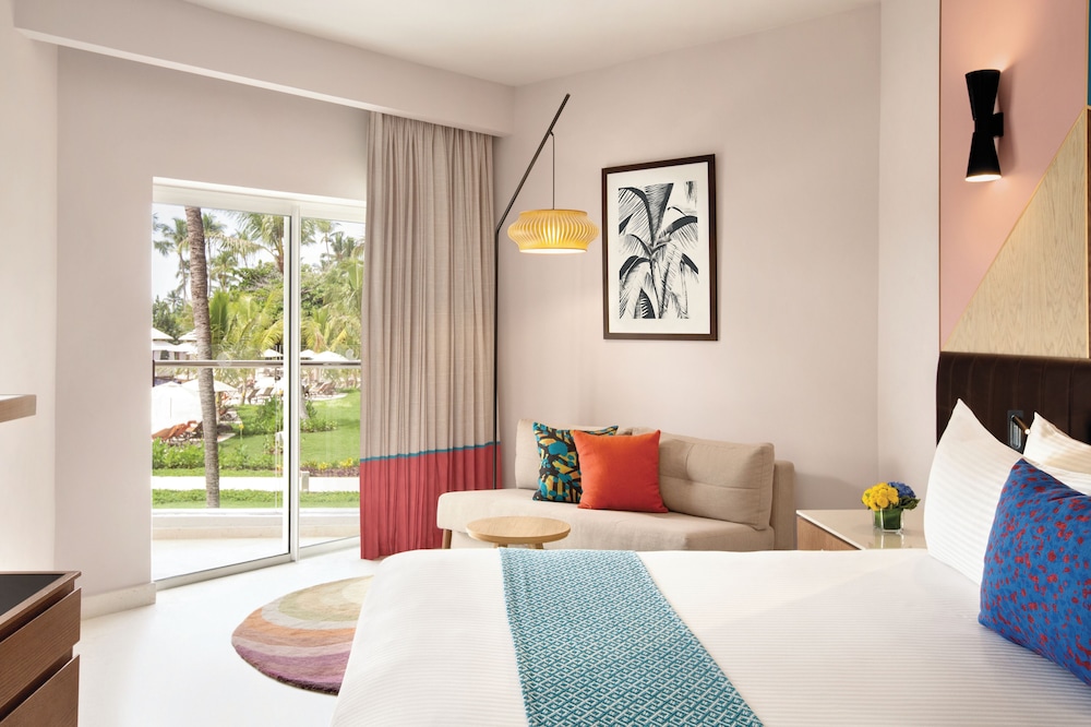 Preferred, Club, King Bed, Partial Ocean View