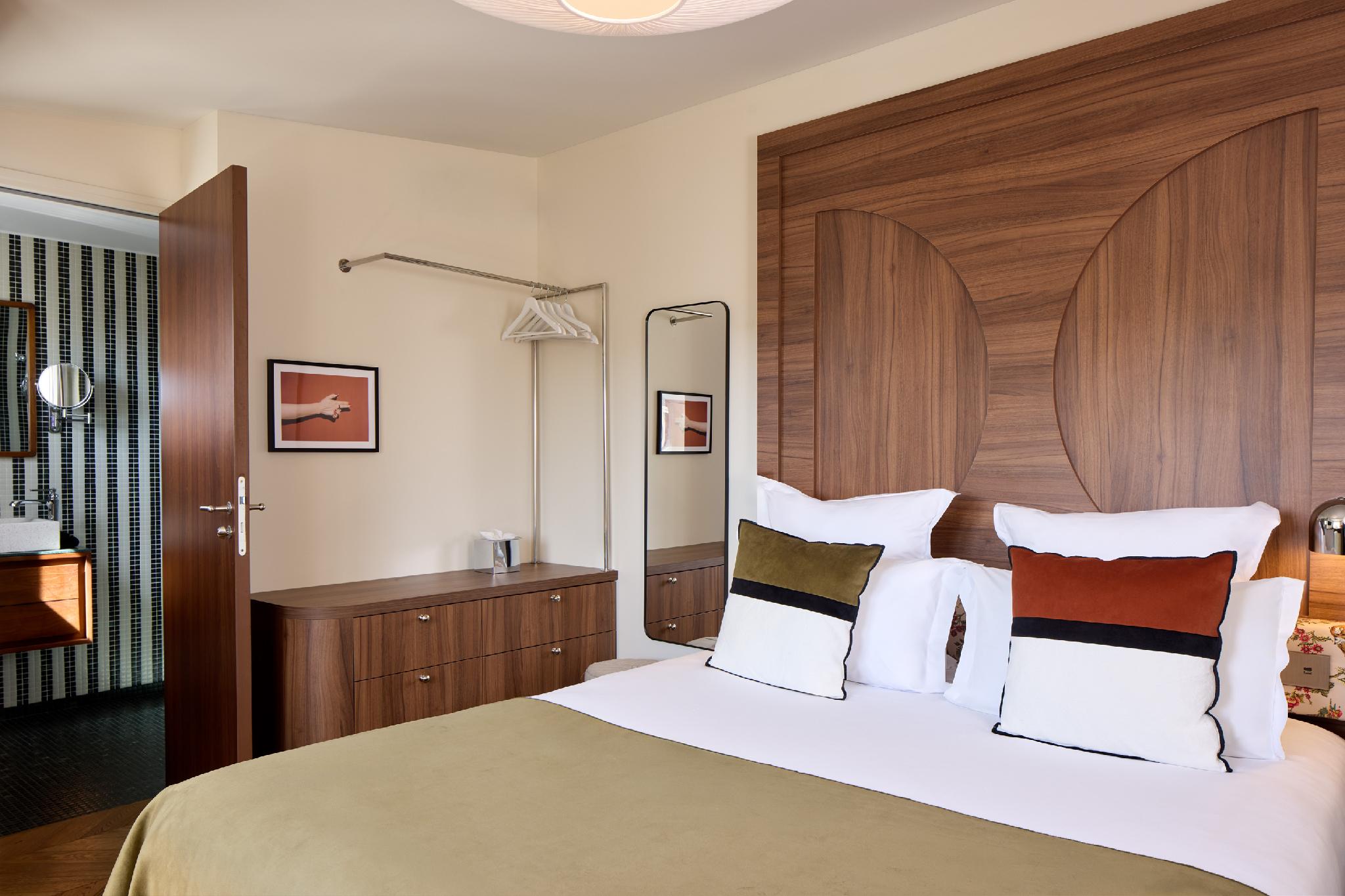 Room, Double Bed, Eiffel View