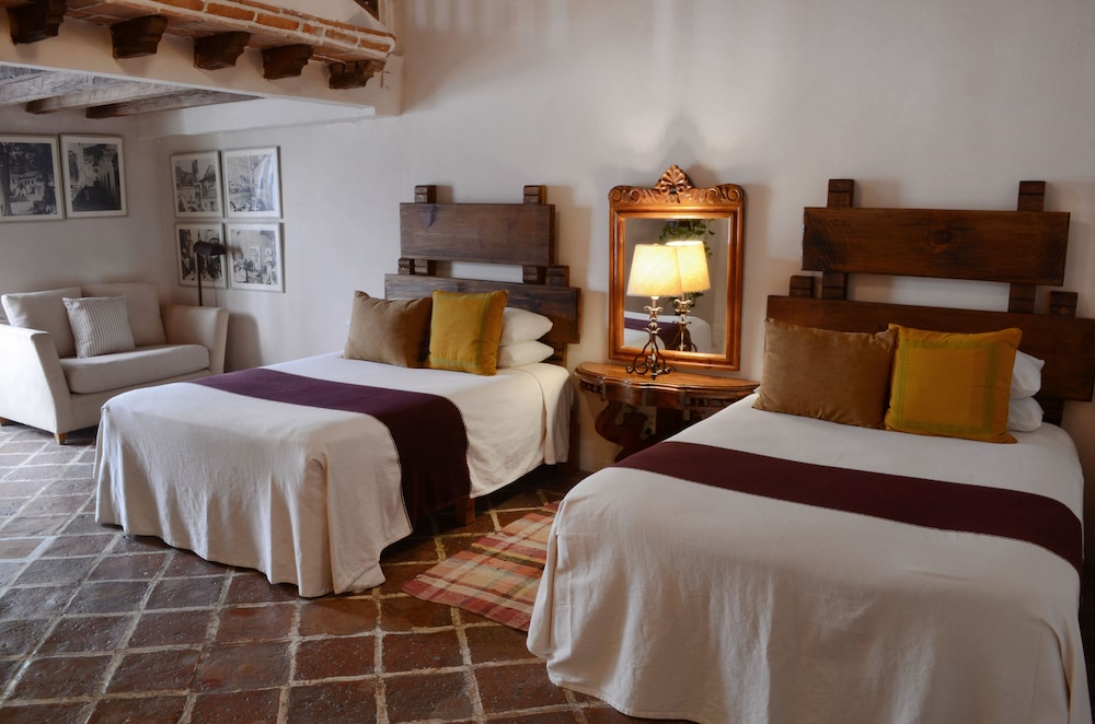 Hotel Los Arcos 32/65