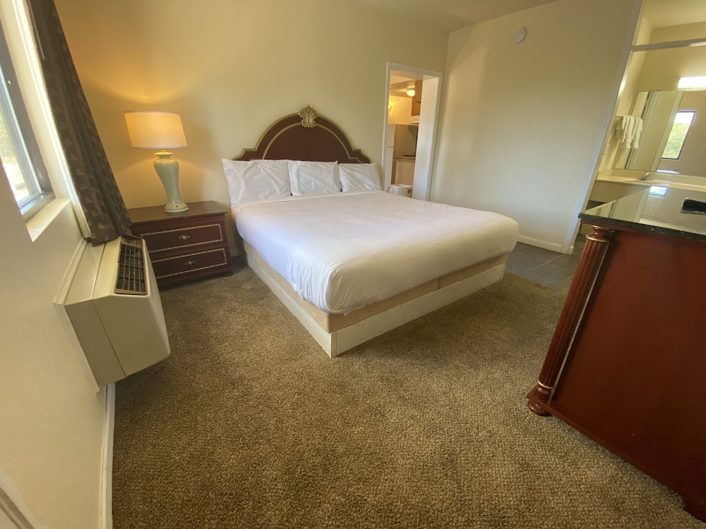 Travelers Place Inn & Suites 26/73