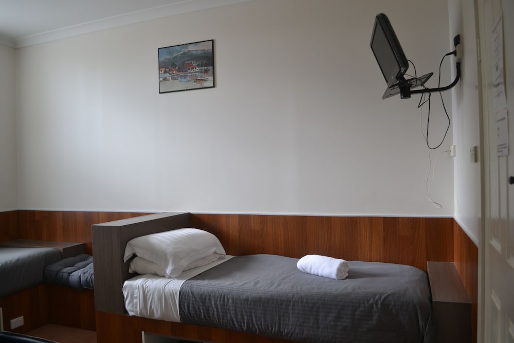 BUDGET, TWIN BEDS