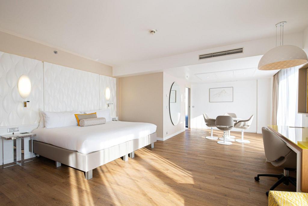Junior Suite, Executive, King Bed, Skyline View, Balcony