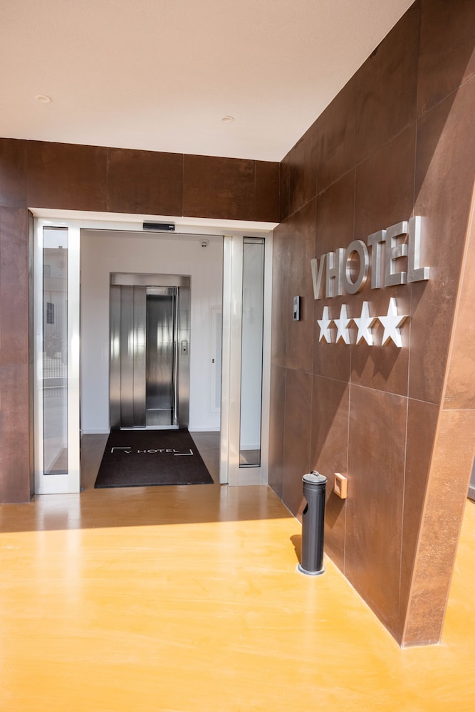 V Hotel 32/54