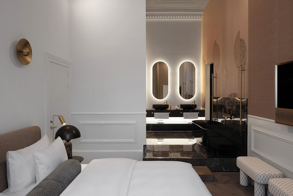 Master, Suite, King Bed 2/2