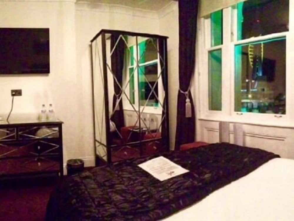 Ship Leopard Hotel - No Children 25/30