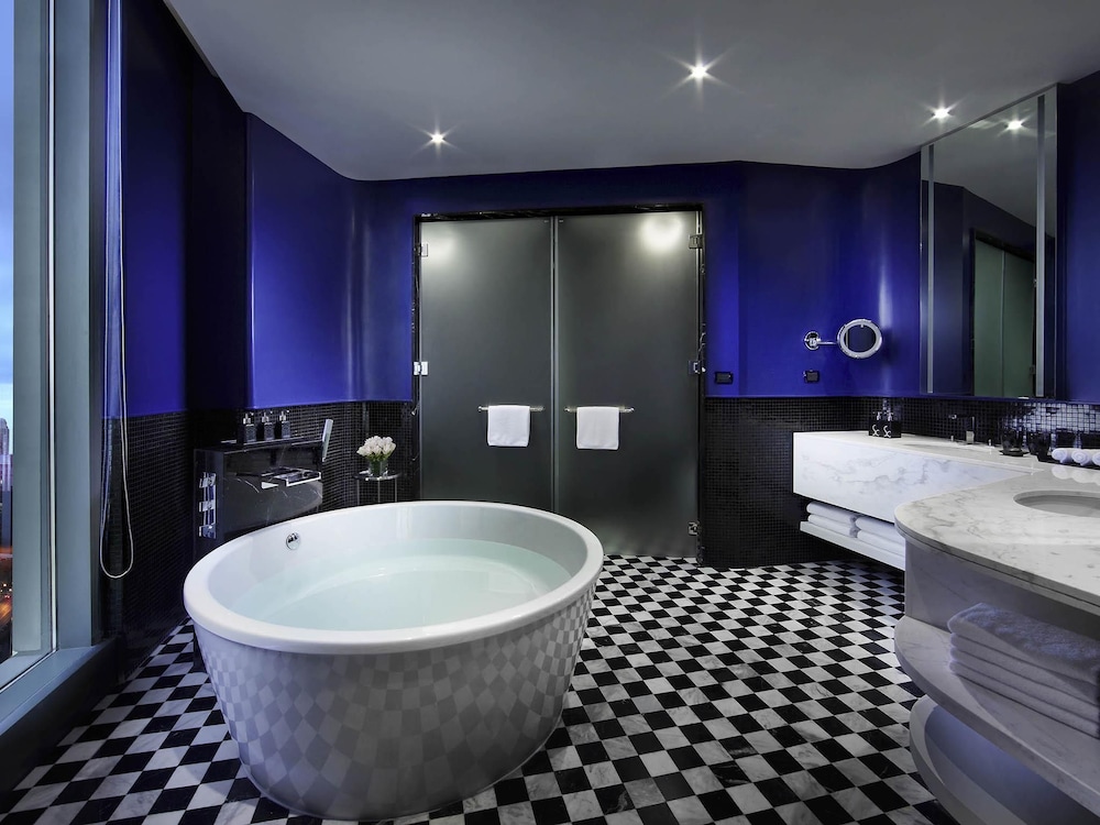Signature, So, Suite, King Bed, City View, Club Lounge Access