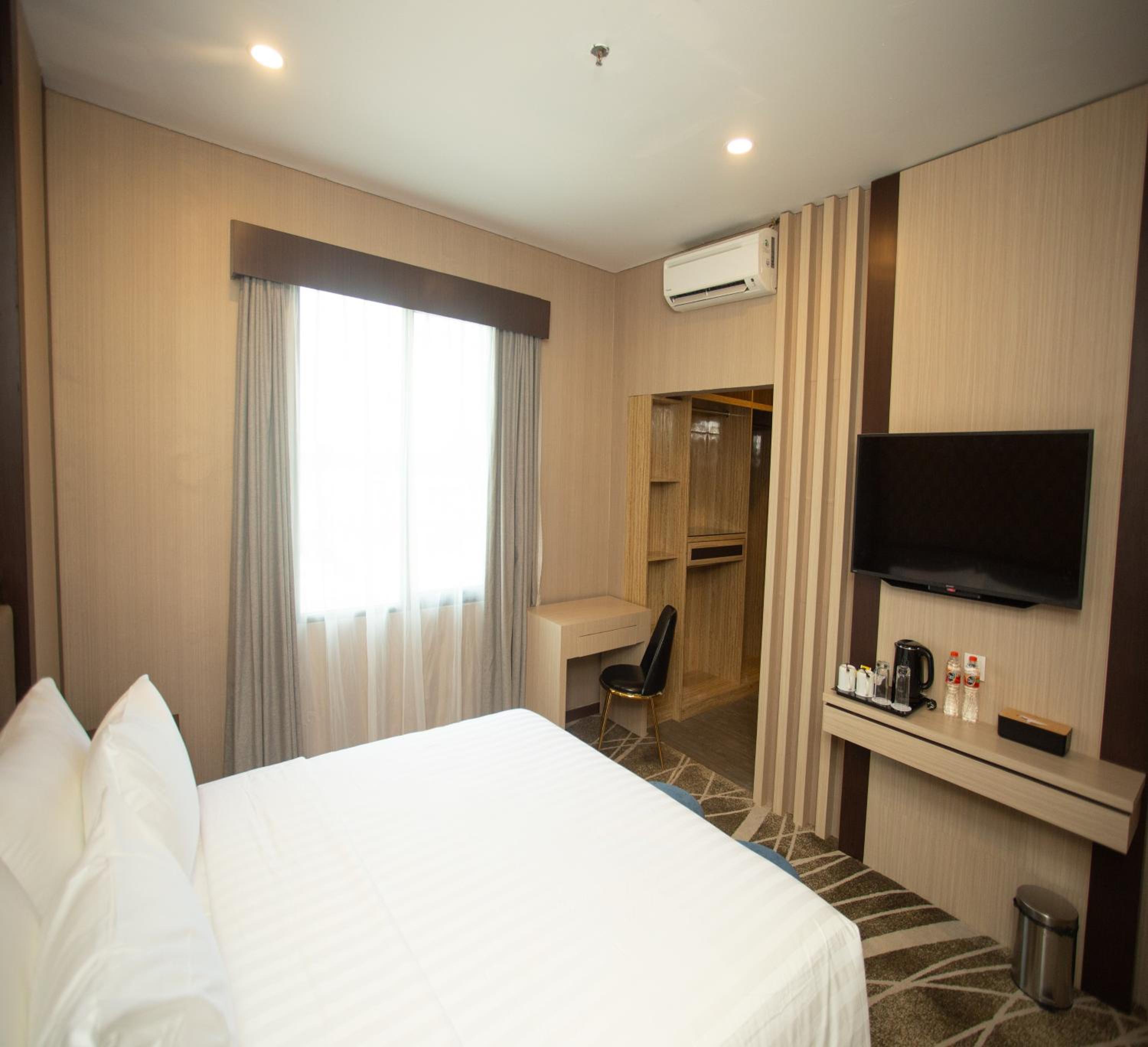 Junior Suite, Queen Bed, Smoking