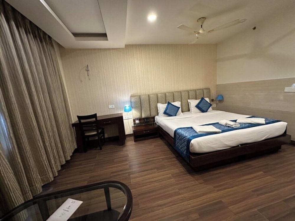 OYO Premium JHV Mall Cantonment 14/30