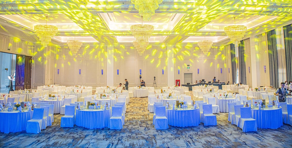 Royal Halong Hotel 64/70