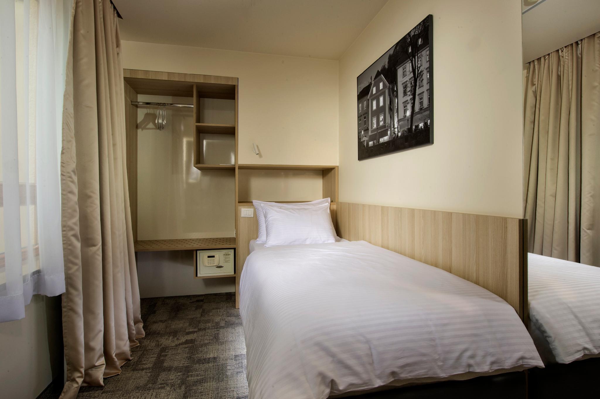 Courtyard, Single, Single Bed