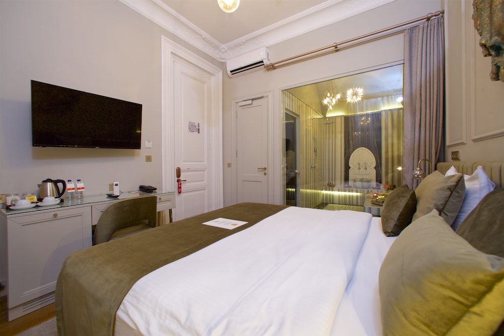 Deluxe, Balcony
