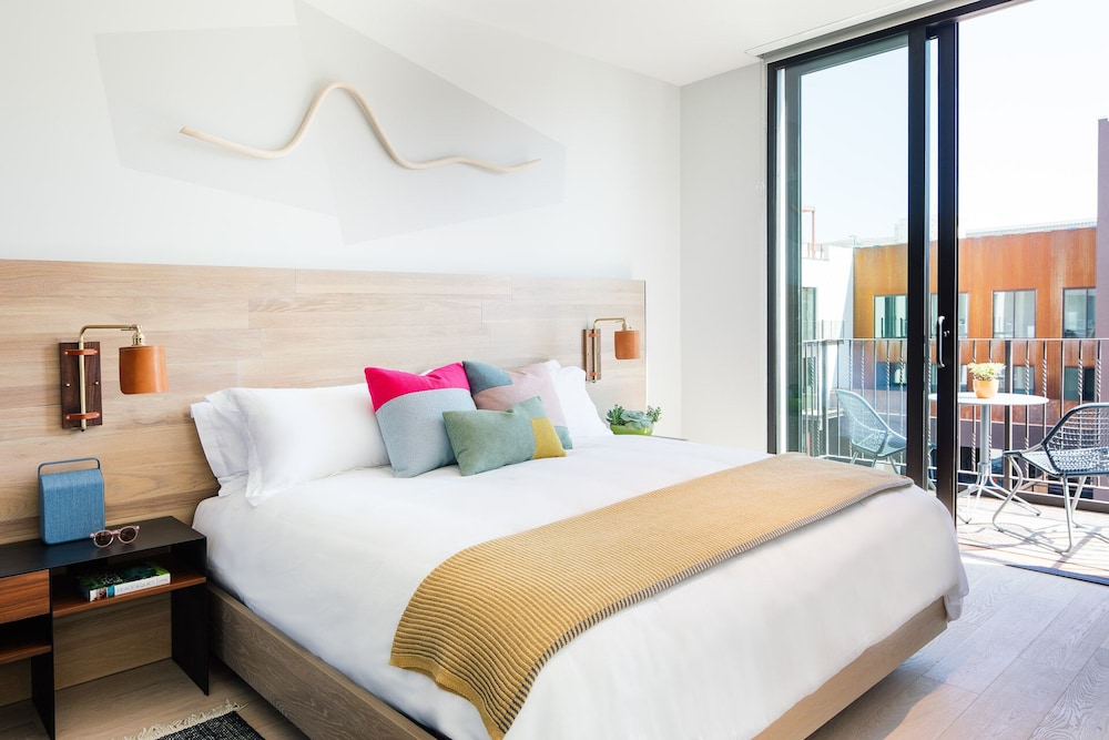 PASEO, KING BED