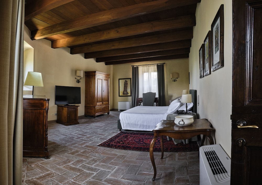Castello Di Montegridolfo Spa Resort 76/89