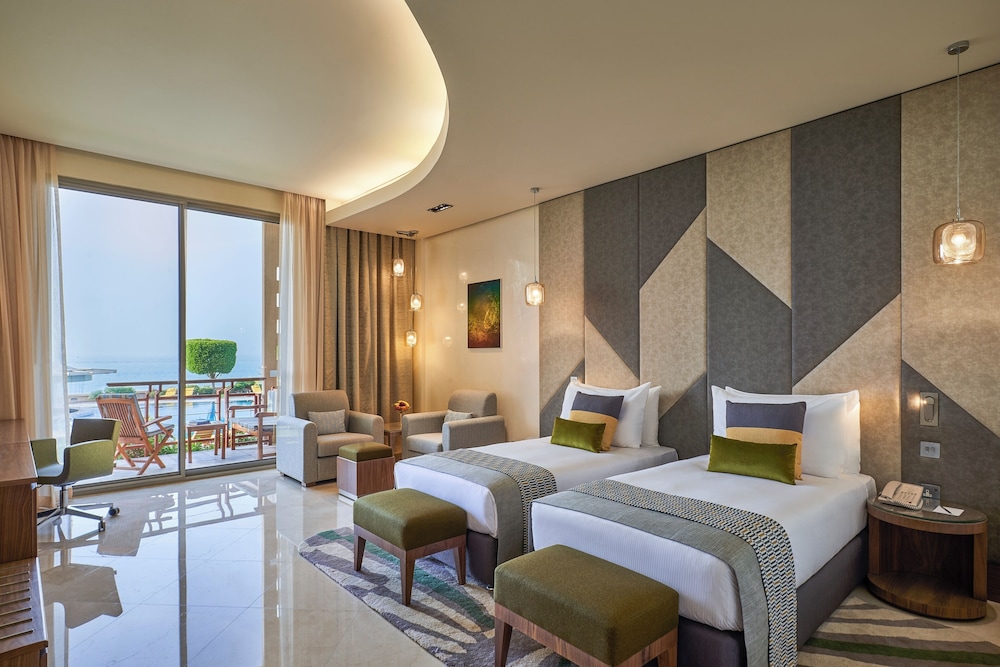 Deluxe, King Bed, Pool Access