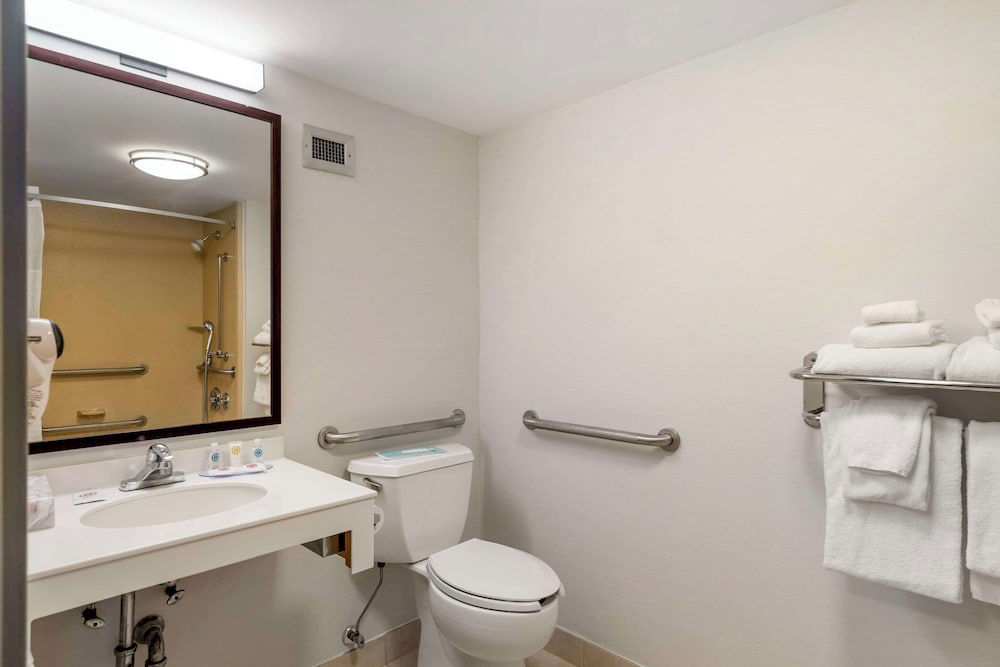 Comfort Inn & Suites Watertown - 1000 Islands 50/54