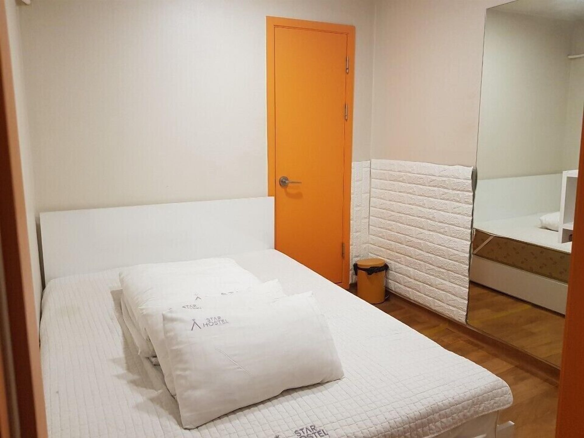 ROOM, DOUBLE BED
