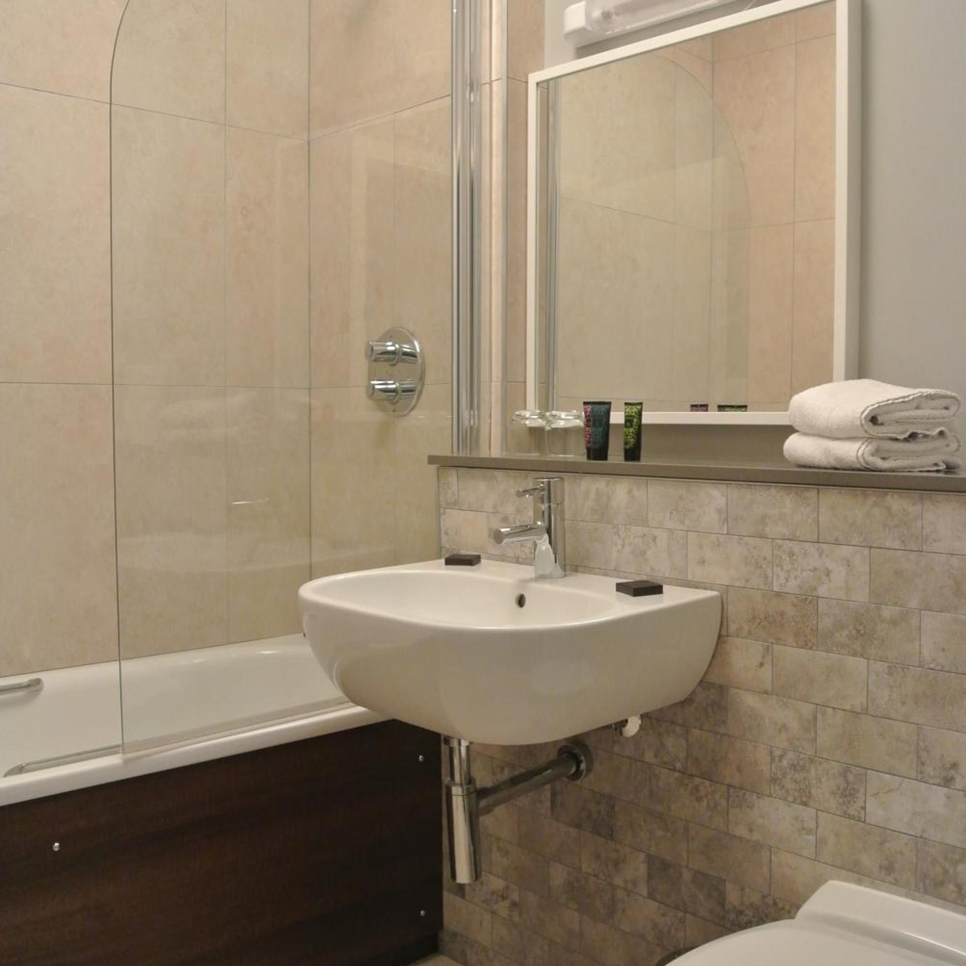 غرفة ثلاثية بشرفة، Causeway Hotel 6/6