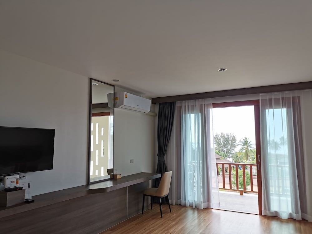 Nana Beach Hotel 57/80