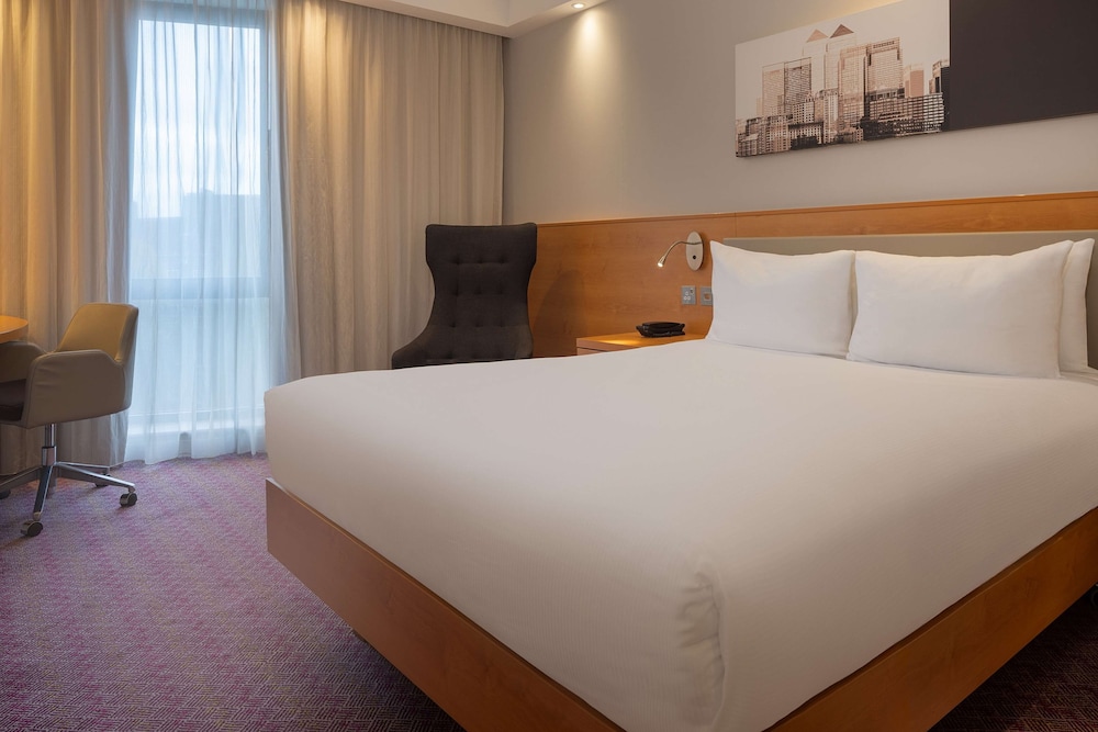 ROOM, QUEEN BED, CITY VIEW, SOFA