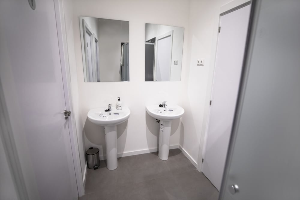 Mixed Dorm, 10 Beds, Private Bathroom، Hostel MYD Latina 2/2