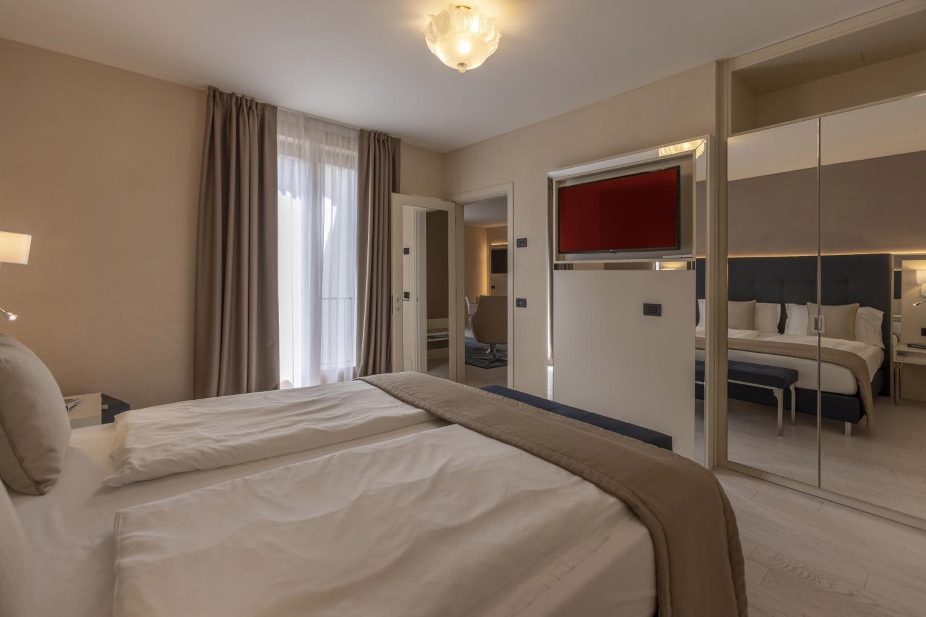 Suite, House, Partial Lake View