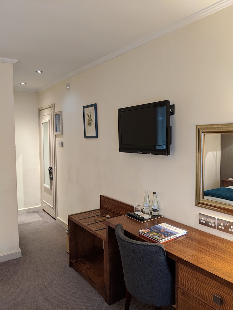 Cotswold Lodge Hotel 48/64