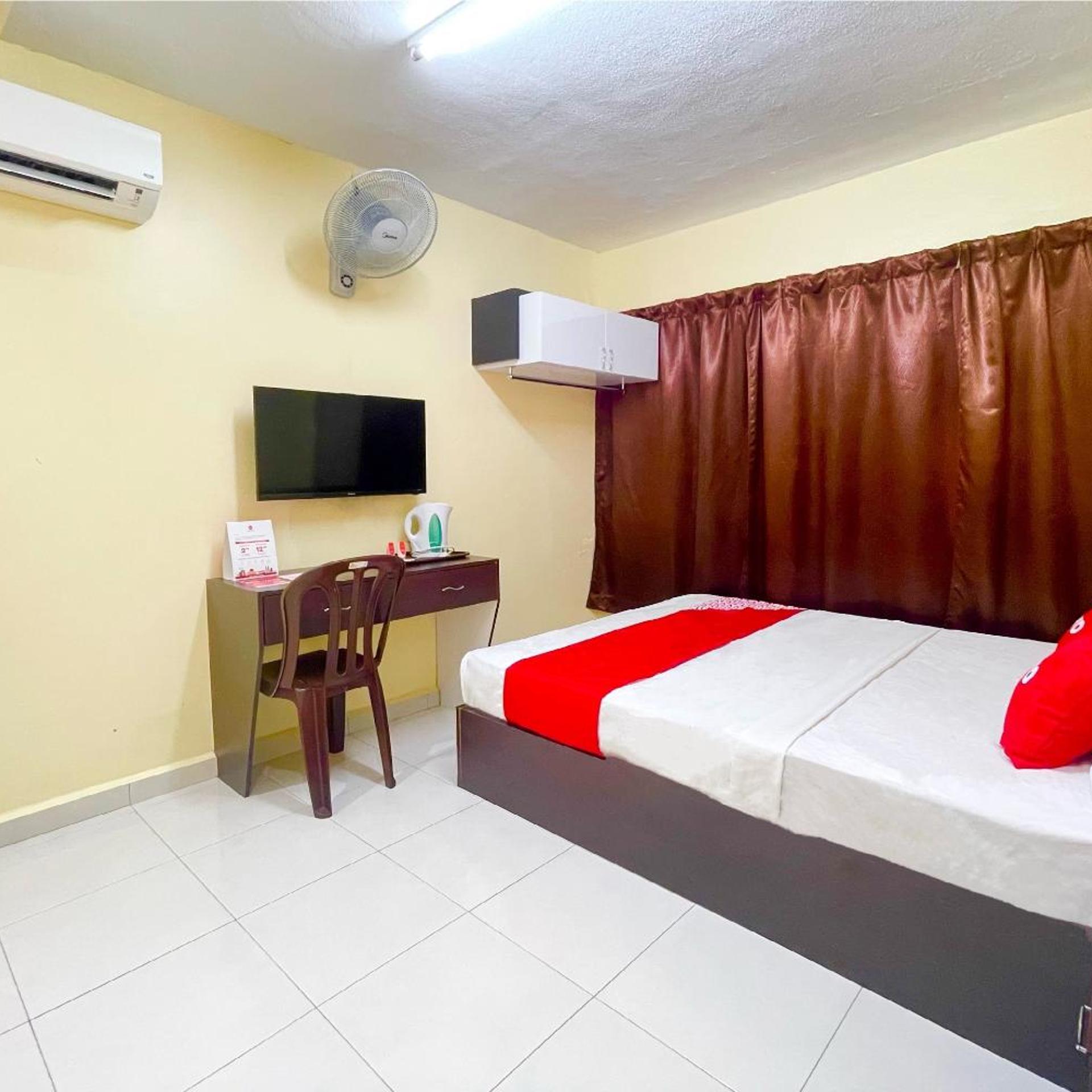 OYO 90369 Safari Hotel Lumut 12/25