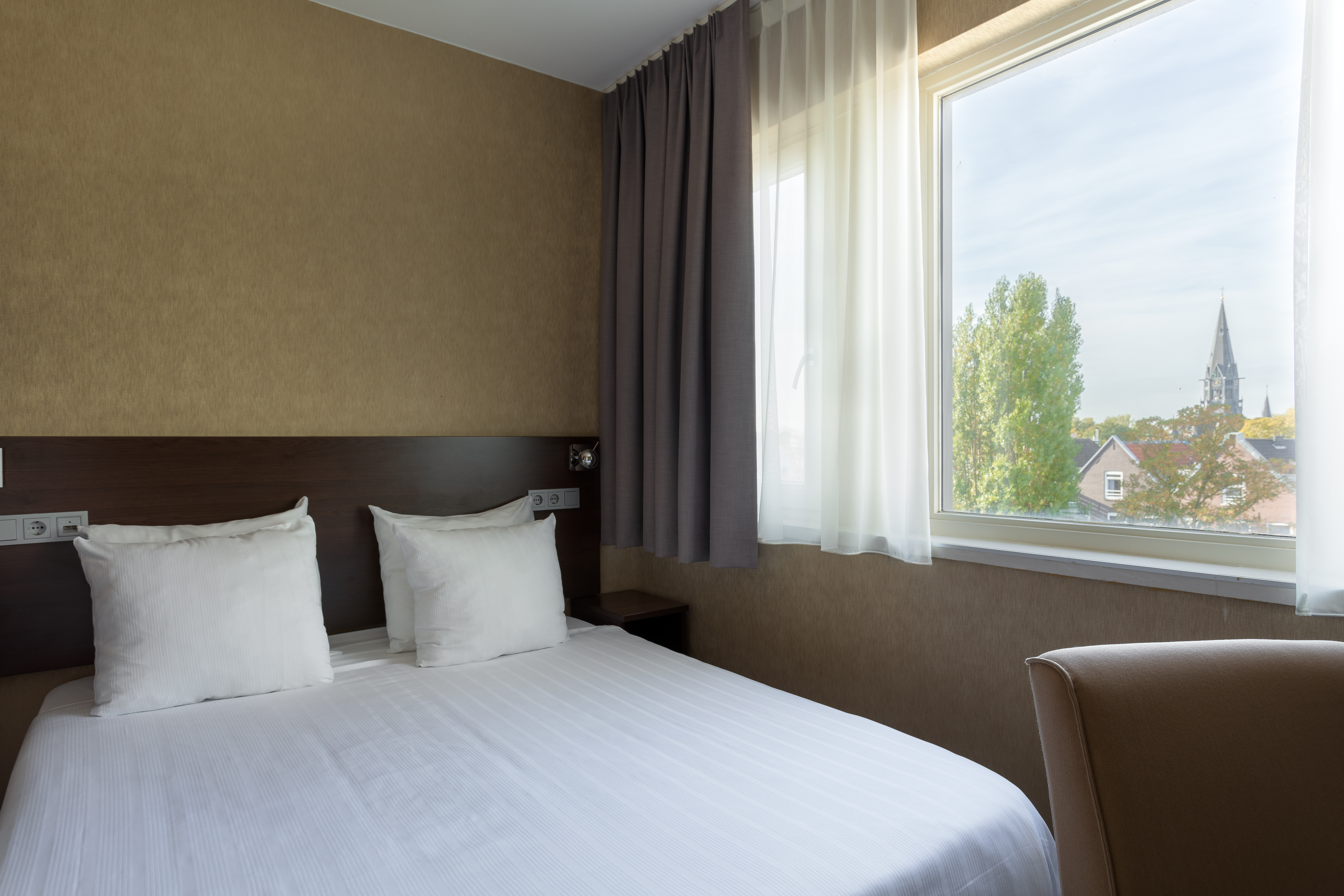 ROOM, DOUBLE BED