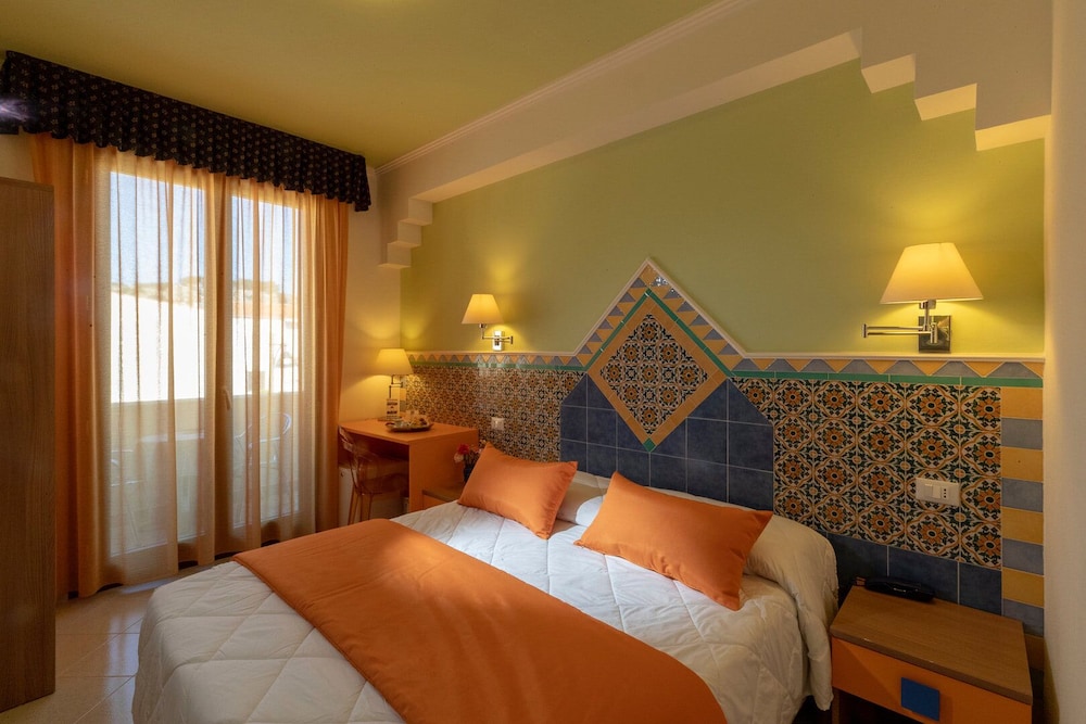 ECONOMY, DOUBLE BED, PARTIAL SEA VIEW, BALCONY