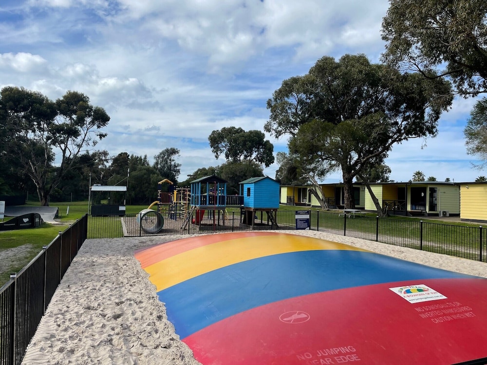 Victor Harbor Holiday & Cabin Park 25/46