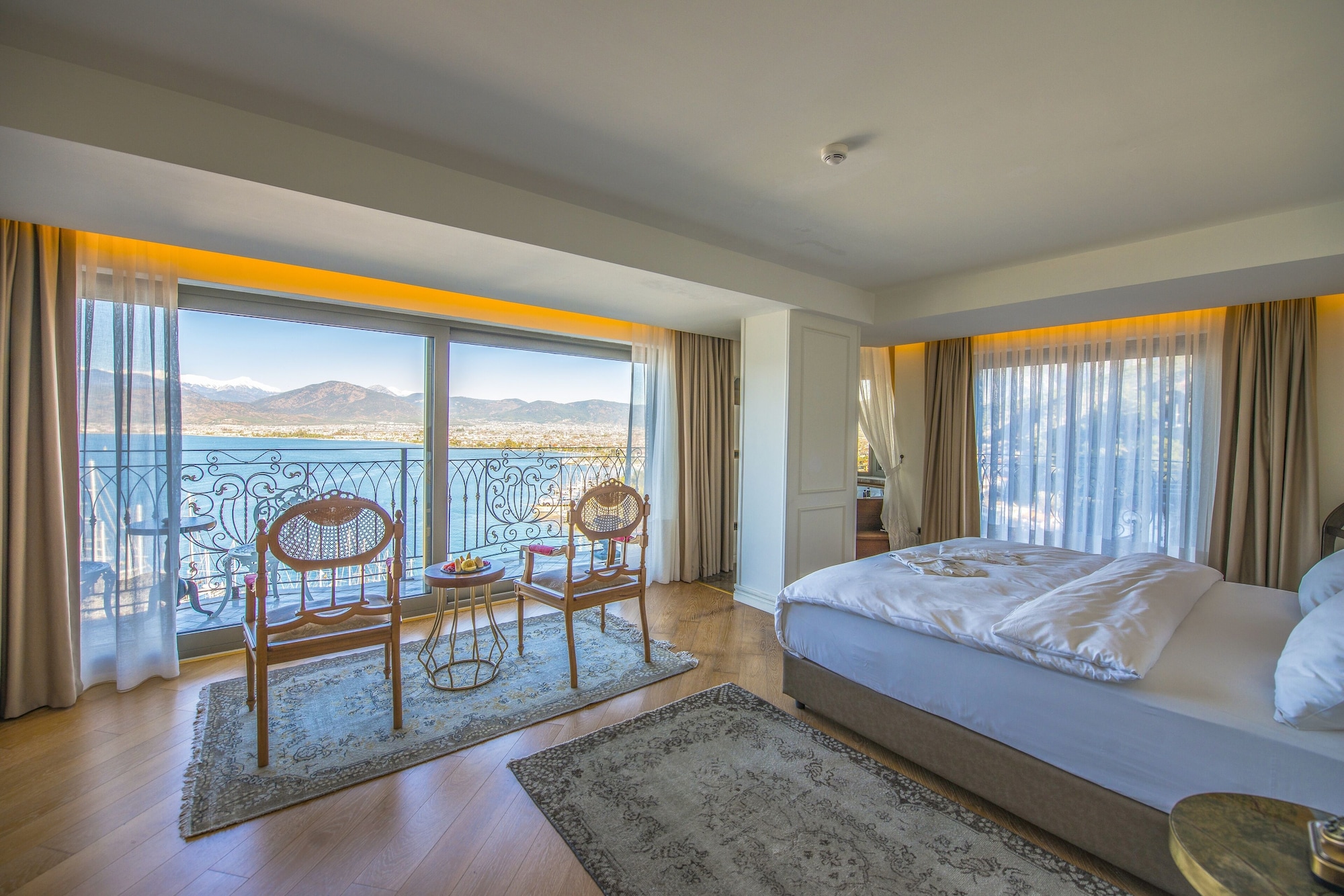DELUXE, PARTIAL SEA VIEW
