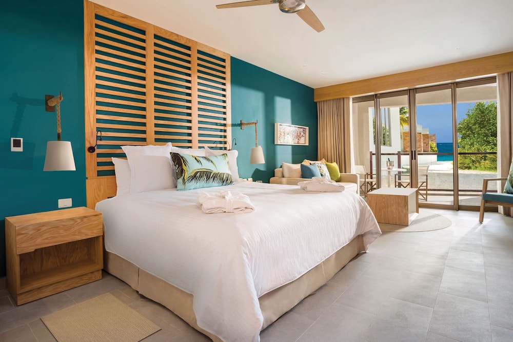 Preferred Club, Junior Suite, King Bed, Partial Ocean View