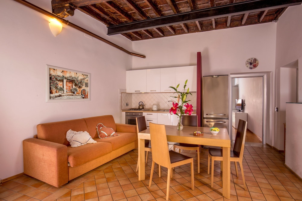 Bollo Wr Apartments 62/72