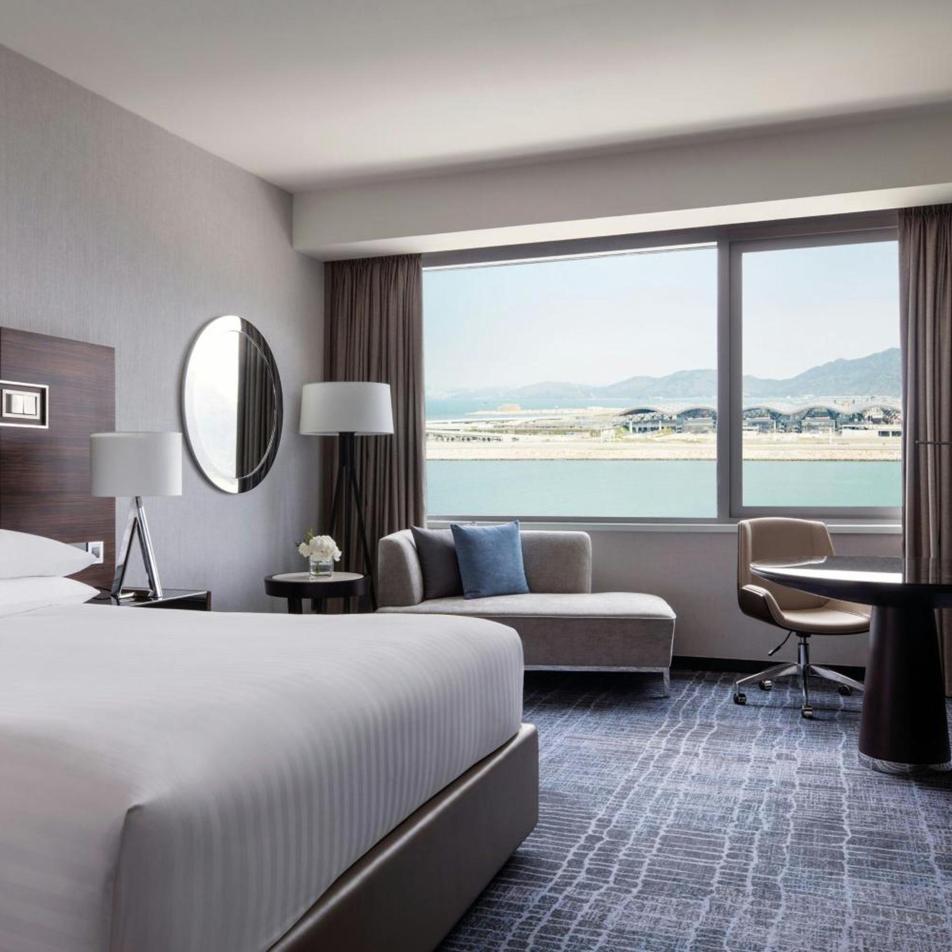 غرفة تنفيذية بسرير كينج بإطلالة على البحر مع دخول الصالة، Hong Kong Skycity Marriott Hotel 2/3