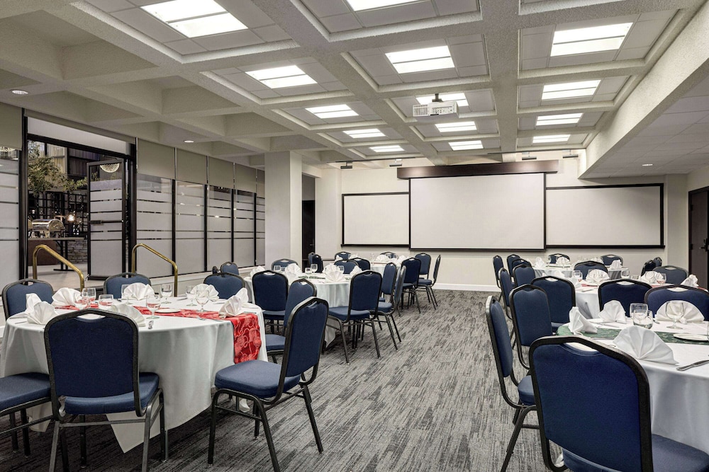 Wyndham Edmonton Hotel and Conference Centre 49/57