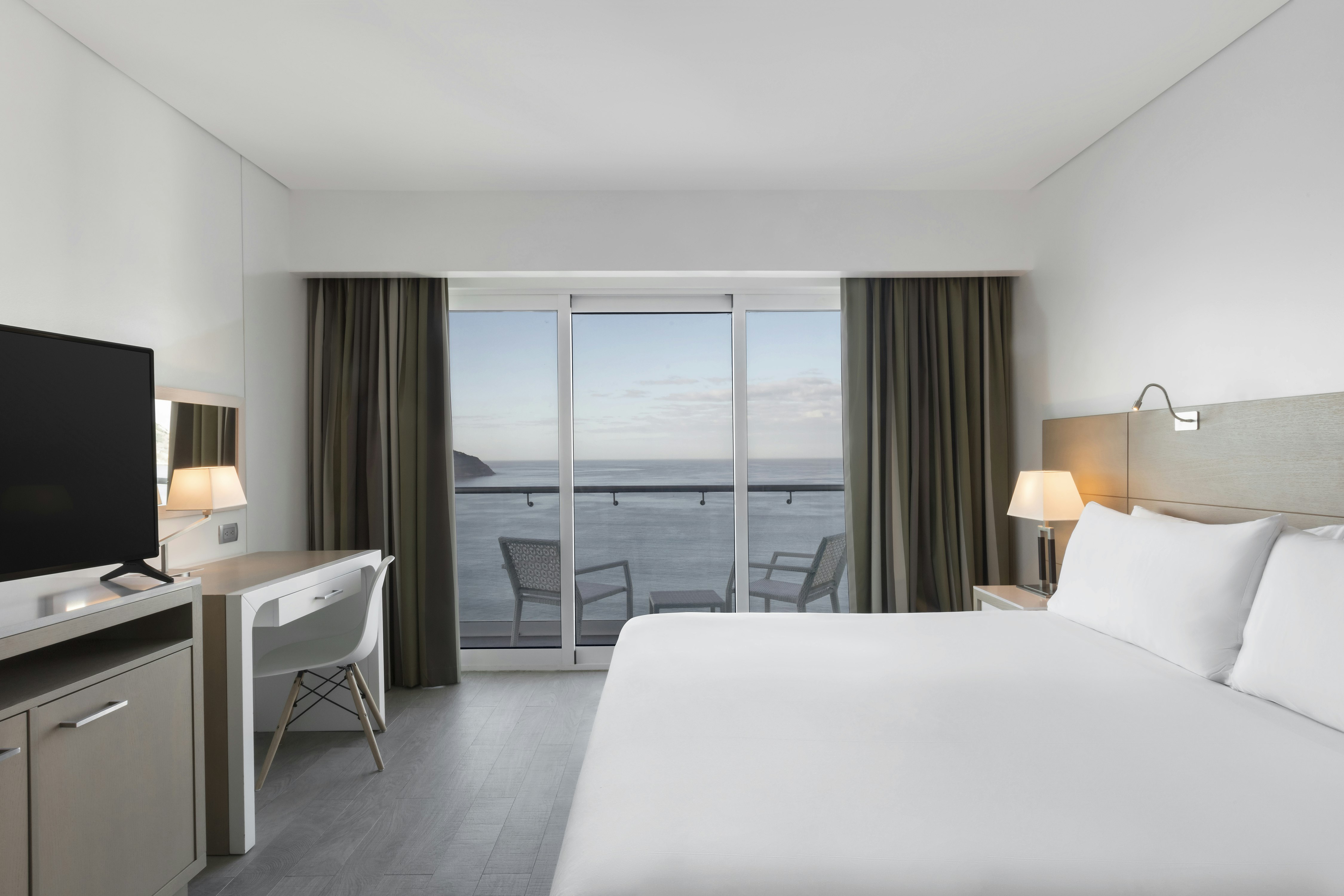 DELUXE, QUEEN BED, OCEAN VIEW