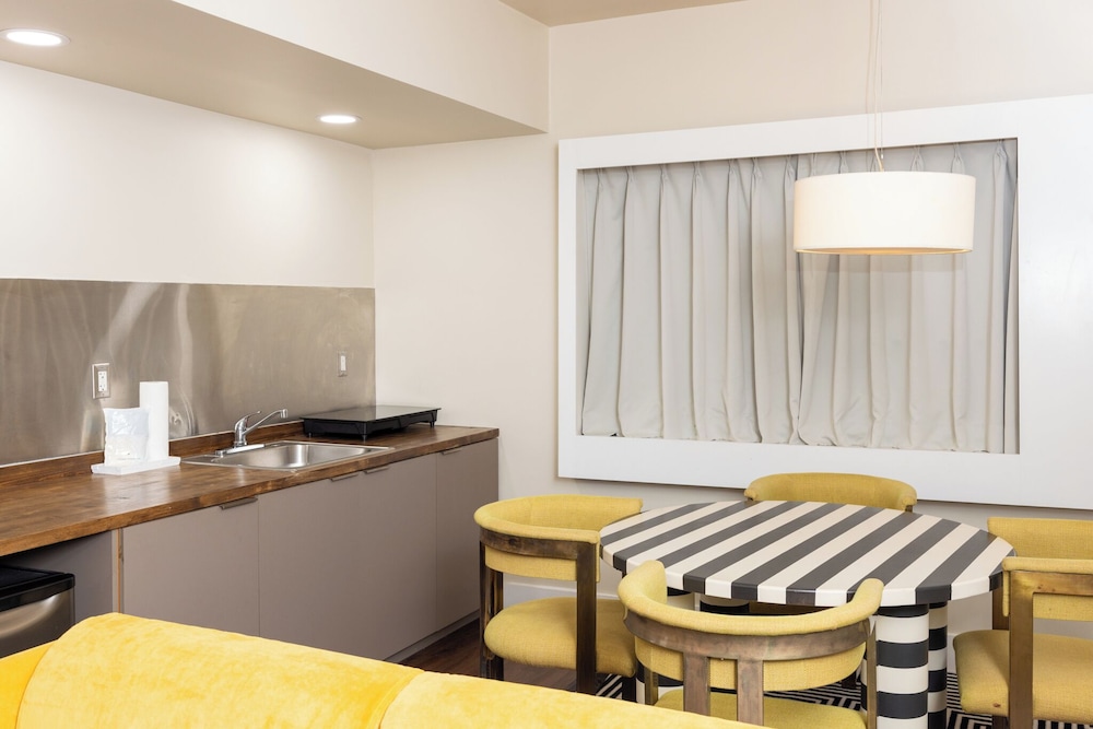 CREST Hotel & Suites 55/66