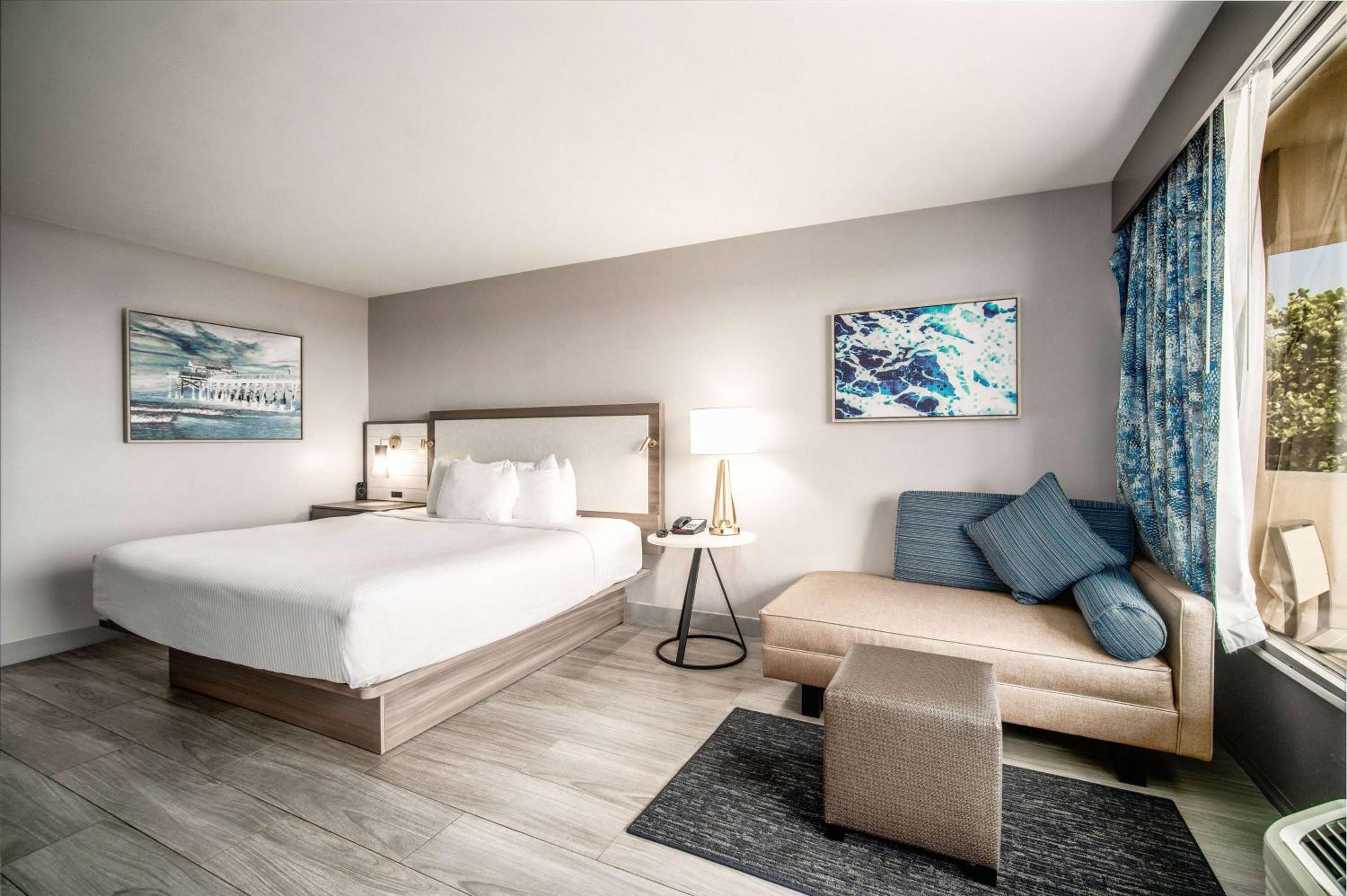 Room, King Bed, Partial Pool View, Balcony