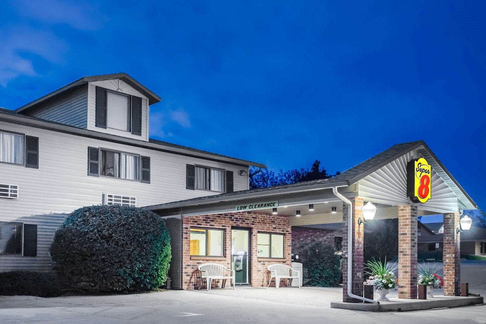Super 8 by Wyndham Monroe WI 5/54