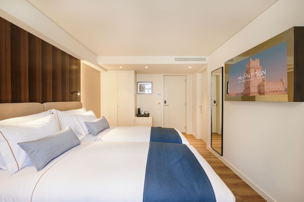 ROOM, DOUBLE OR TWIN BED, CITY VIEW