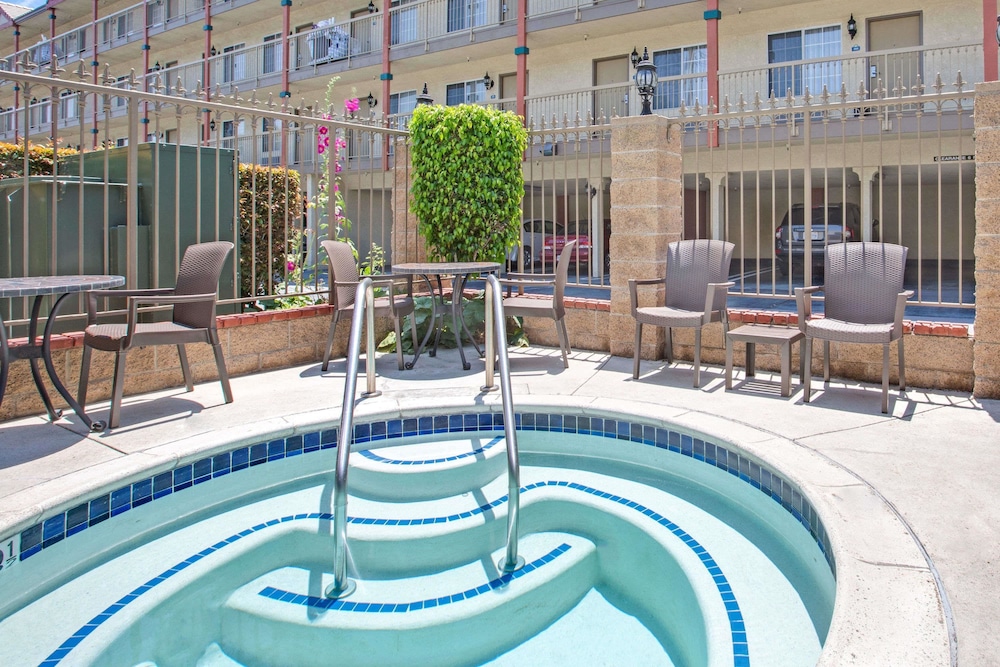 Days Inn By Wyndham Los Angeles Lax Redondo Manhattan Beach 48/56