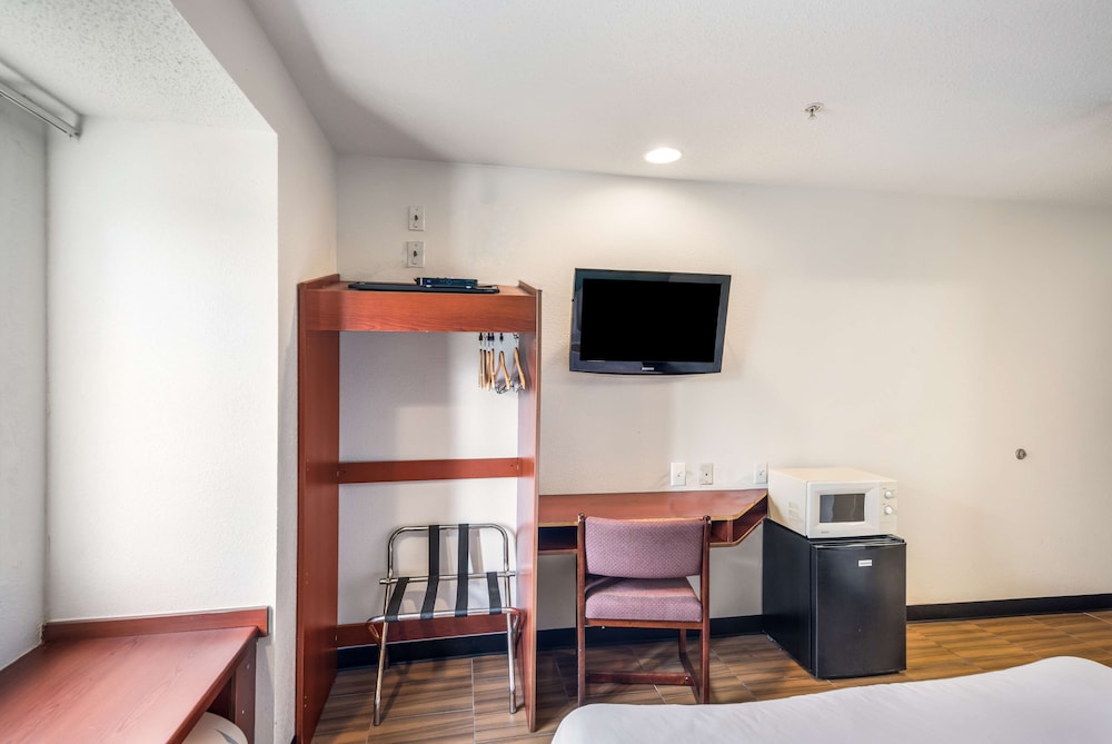 Golden Isles Inn & Suites Brunswick South 35/38