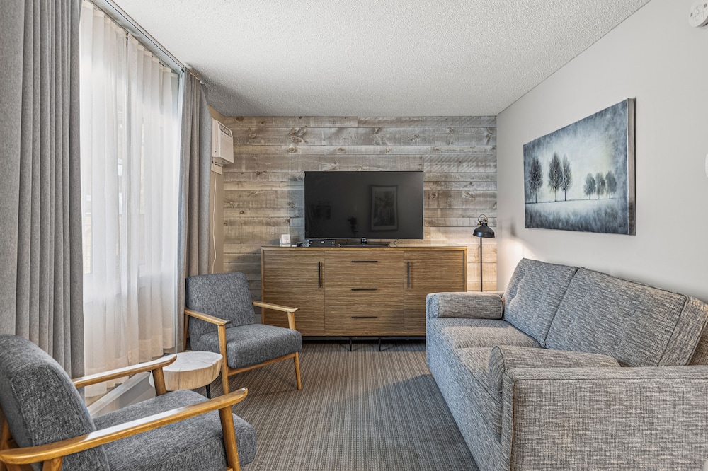 Lamphouse Hotel 32/49