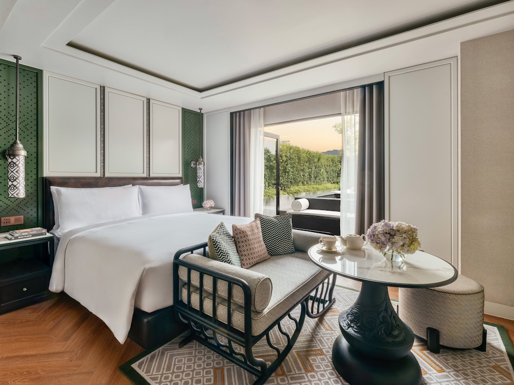 Classic, King Bed, Outdoor Jetted Tub, Terrace
