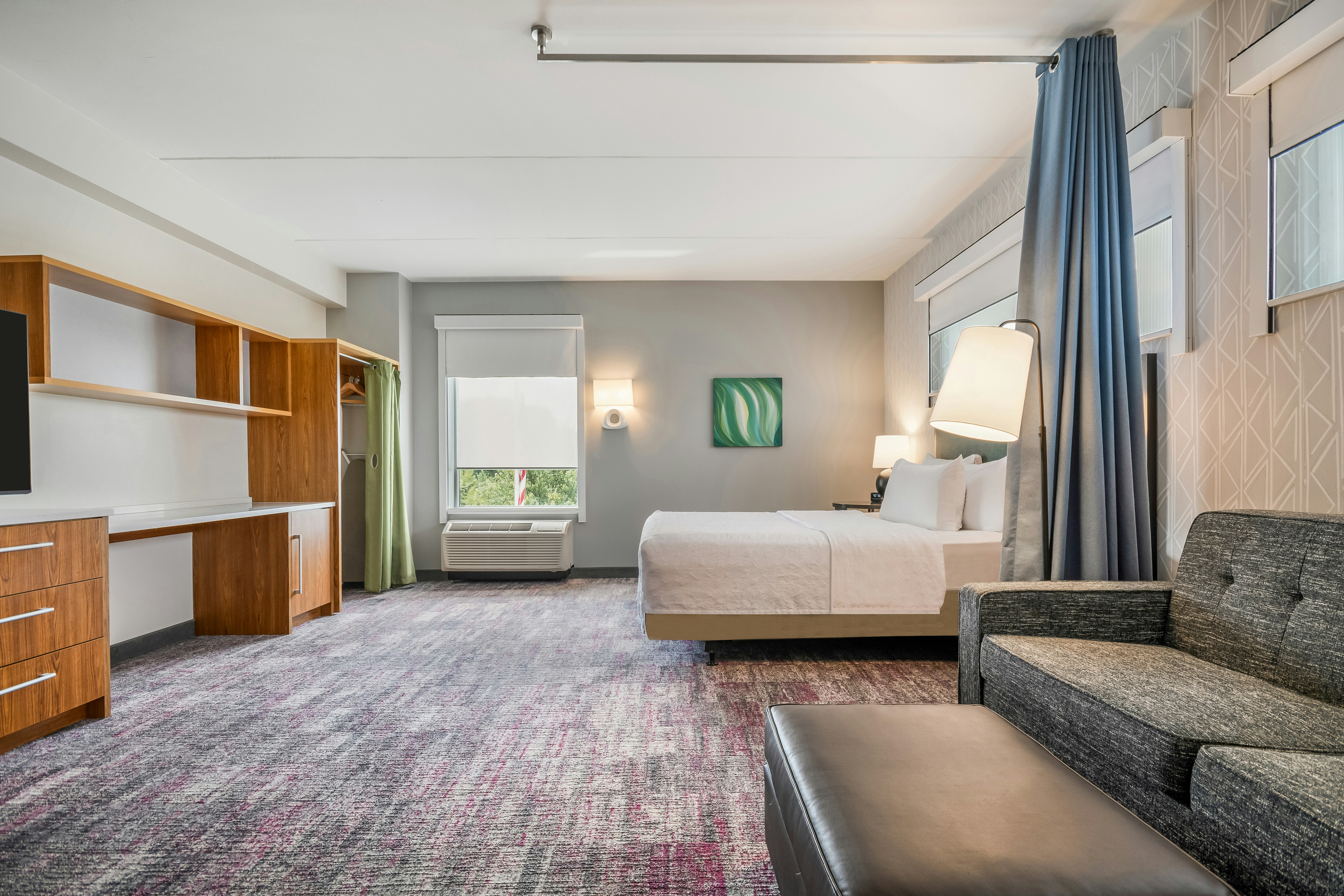Studio, Queen Bed, Accessible