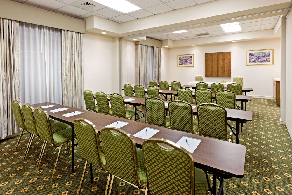 Country Inn & Suites by Radisson Harrisburg West PA 39/41