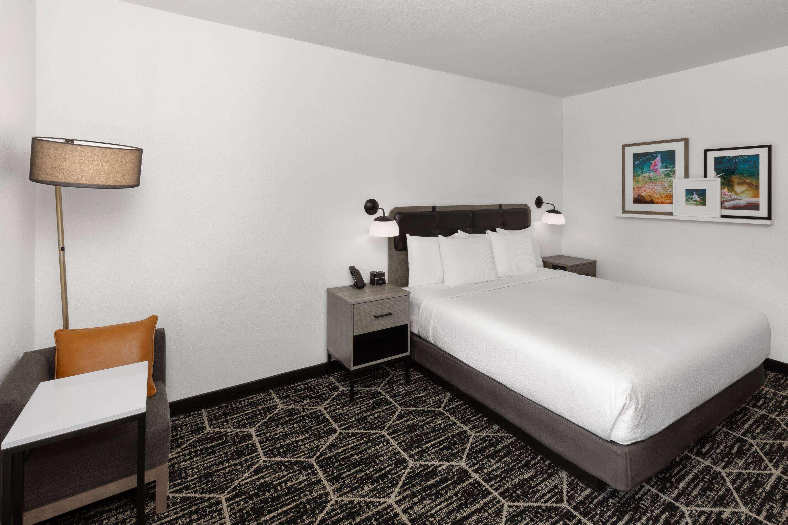 ROOM, KING BED