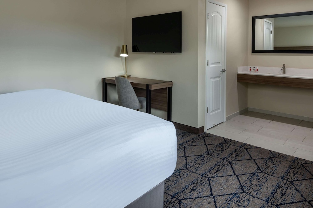 Ramada by Wyndham Modesto Yosemite Area 11/43