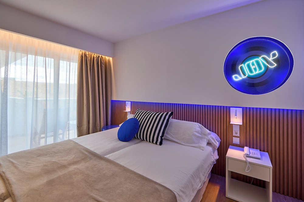 Suite, Side Sea View